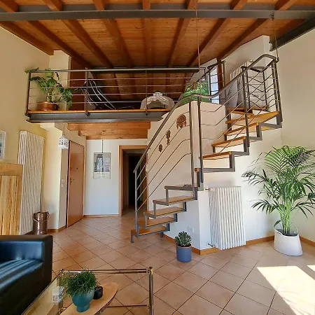 Lotus, Con Soppalco A Apartment